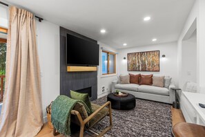 Fernseher, Kamin, DVD-Player