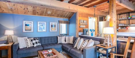 Una Smart TV, una chimenea, un reproductor de DVD