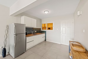 Kühlschrank, Mikrowelle, Wasserkocher mit Kaffee-/Teezubehör