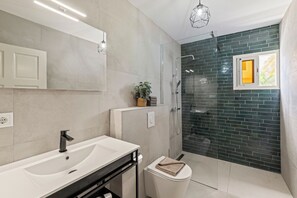 Een douche, een haardroger, handdoeken, zeep