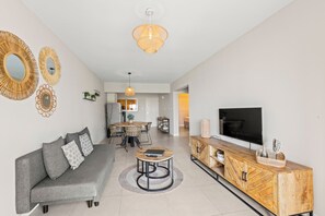 Smart TV, books - Comfortable apartment with balcony overlooking the garden. (Jan Thiel)