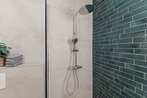 Een douche, een haardroger, handdoeken, zeep