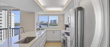 Cafetera y tetera, tostadora y comedor