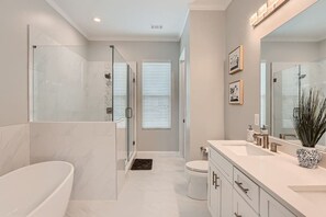 Baignoire, séchoir à cheveux, serviettes fournies