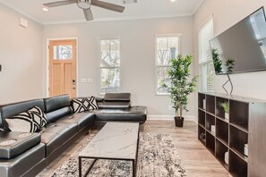 Televisión, chimenea, oficina