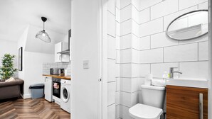Dusche, Haartrockner, Handtücher, Seife