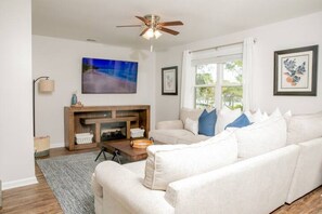 TV connectée, cheminée, livres