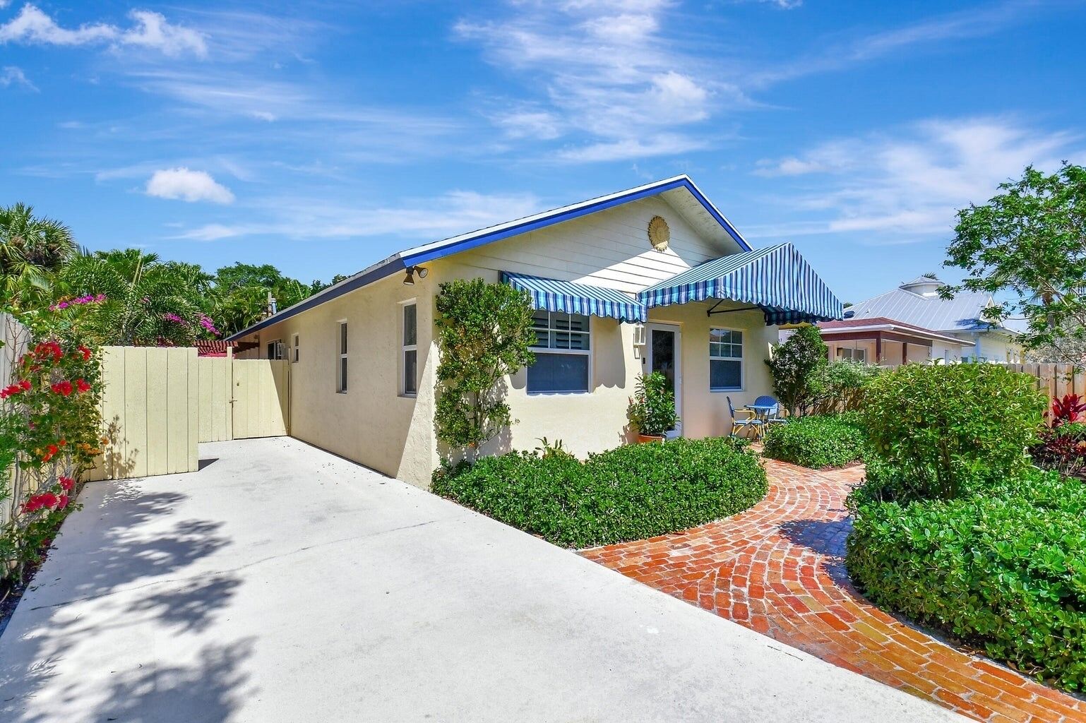 COASTAL MODERN 3 BED HOME IN DESIRABLE DELRAY BEACH CLOSE TO TOWN & THE BEACH!!