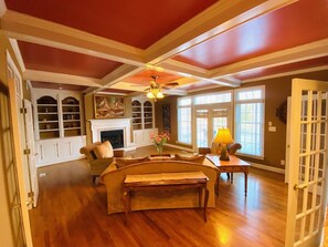 Televisor, llar de foc, taula de tennis de taula i llibres 