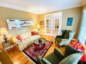 Televisor, llar de foc, taula de tennis de taula i llibres 