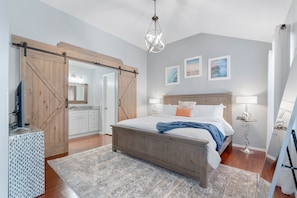 4 bedrooms, iron/ironing board, travel crib, free WiFi - Perfect for families - Private pool, updated home! (Navarre)