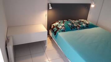 2 chambres, bureau, fer et planche Ă repasser, lit parapluie