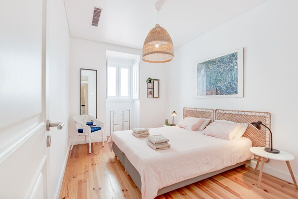 2 habitaciones, tabla de planchar con plancha, internet y ropa de cama 