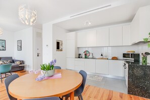 Køleskab, mikrobølgeovn, ovn, kogeplade