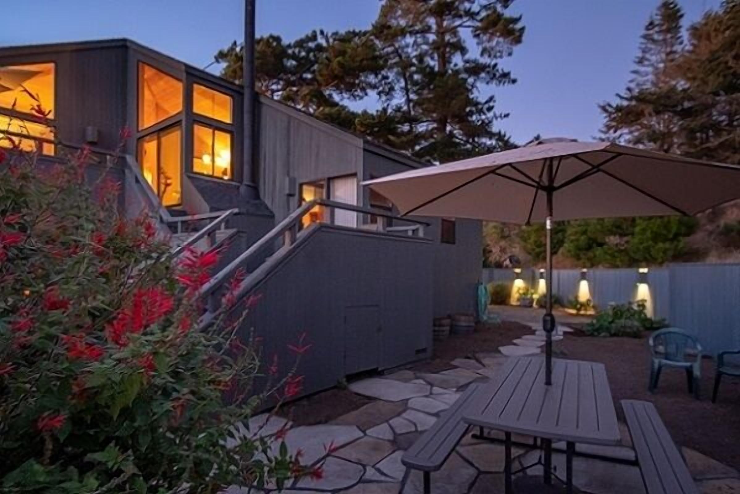 Sculpture Point (2-Bedroom Home) - Pets Allowed by RedAwning