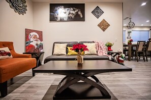 Video game console, Netflix, streaming services - #2*Disneyland 8minutes*Anaheim Convention*Knott*Beaches (Anaheim)