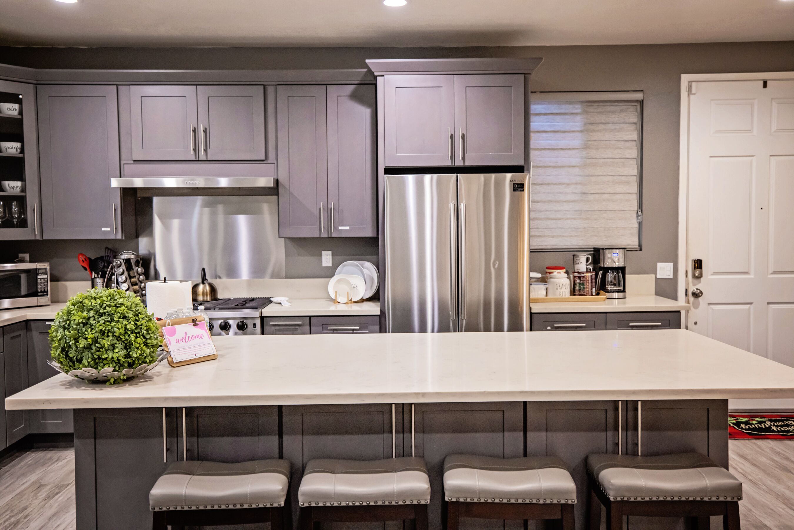 Refrigerador, microondas, servilletas de papel, mesa de comedor