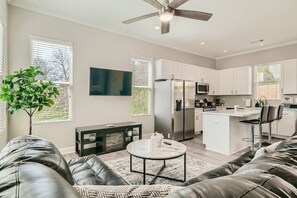 Televisio, takka, työhuone