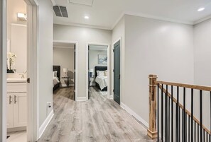 4 makuuhuonetta, työpöytä, silitysrauta/-lauta, Wi-Fi