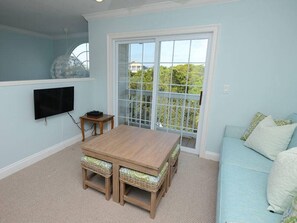 Smart TV, chimenea y libros 