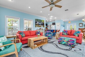 Smart TV, chimenea y libros 