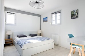 4 bedrooms, iron/ironing board, travel cot, Internet