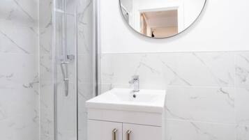 Basic Apartment | Bathroom | Shower, towels