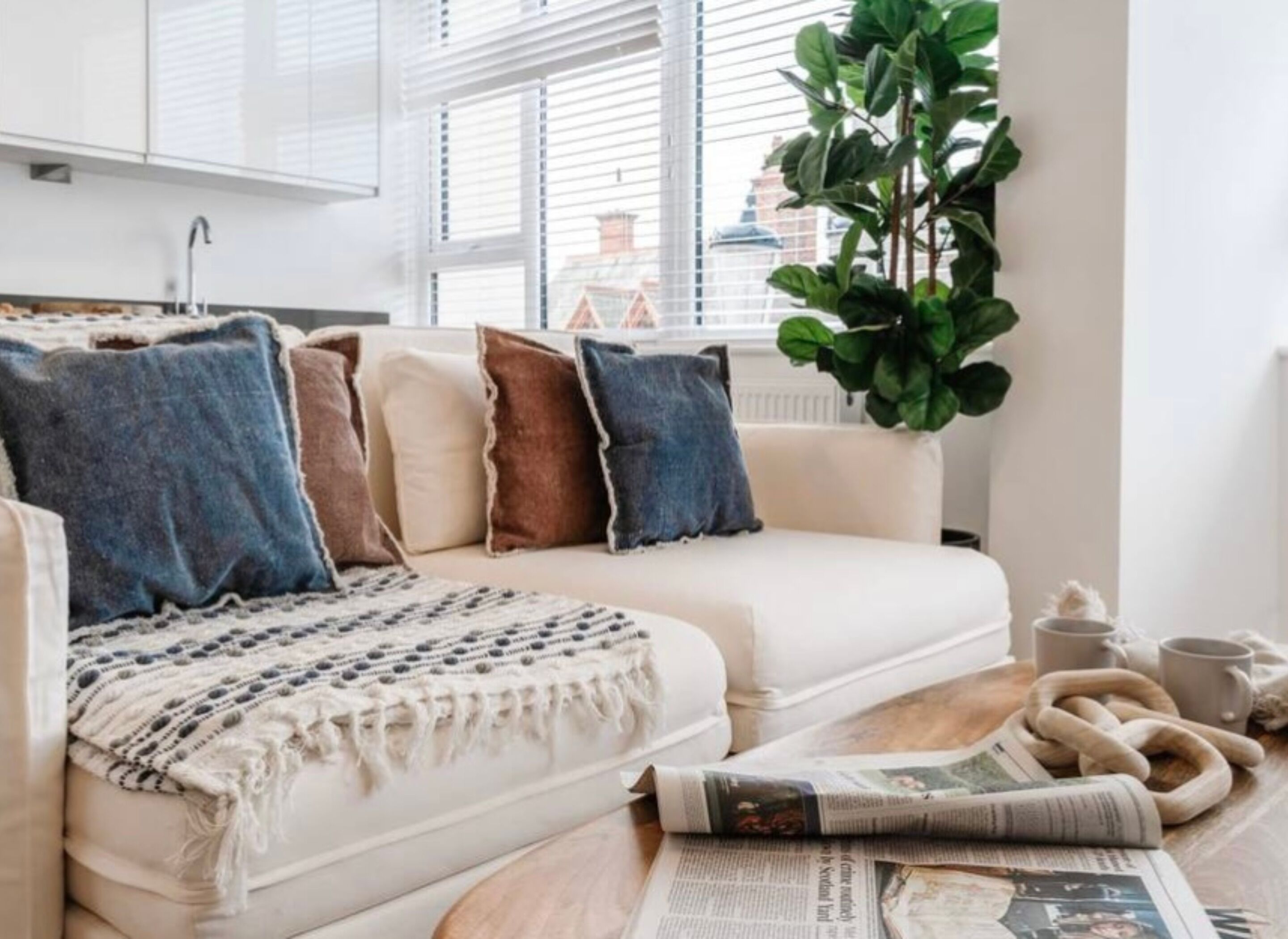 32-tums platt-tv med kabelkanaler och tv