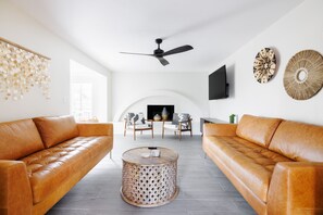 Smart TV, fireplace, books, computer monitors - Mtn views, pool, hot tub, fire pit / 2 King suites / game room / modern & luxe (Tucson)