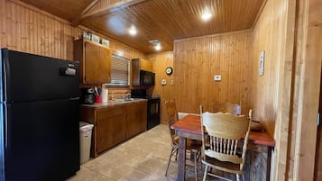 Kühlschrank, Wasserkocher mit Kaffee-/Teezubehör