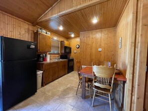 Fridge, coffee/tea maker, cookware/dishes/utensils - Antler Ridge Cabin #3 (Sulphur)