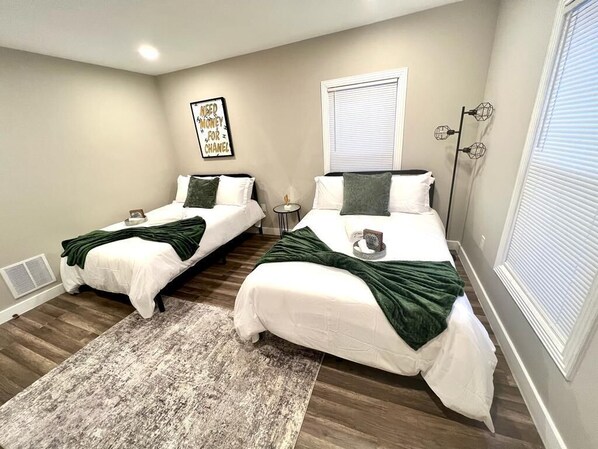 4 bedrooms, desk, iron/ironing board, free WiFi - The Great Escape with Movie Room near SU! (Syracuse)