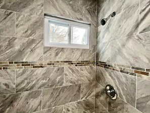 Douche, sĂšche-cheveux, serviettes fournies, savon