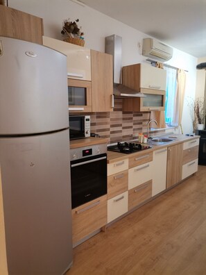 Réfrigérateur, micro-ondes, plaque de cuisson, lave-vaisselle