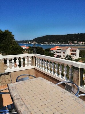 Outdoor dining - Apartments Gordana - One bedroom Apartment with Terrace and Garden View (Rab)