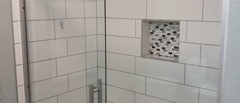 Douche, sèche-cheveux, serviettes fournies, savon