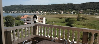 Apartments Gordana - Two bedroom Apartment with Balcony and Sea View and Garden View