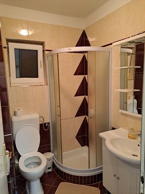 Ducha, secador de pelo, toallas