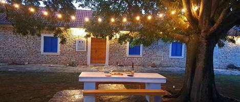 تناول الطعام بالخارج