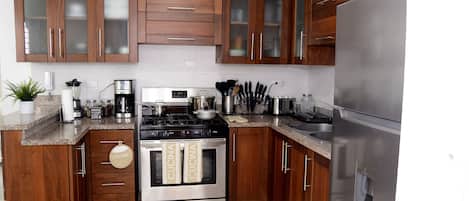 冷蔵庫、オーブン、コンロ、コーヒー / ティーメーカー