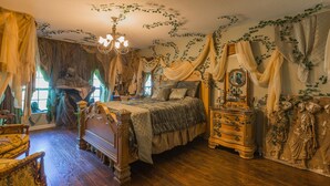 Een klassieke slaapkamer met een houten bed, een kaptafel en een stoel.