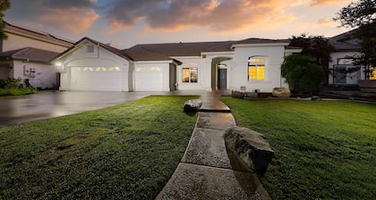 Peaceful Lakefront house -5 min away from Golf Course
