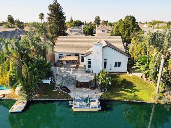 المنشأة من الخارج