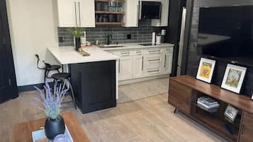 Frigorífico, microondas, horno y placa de cocina