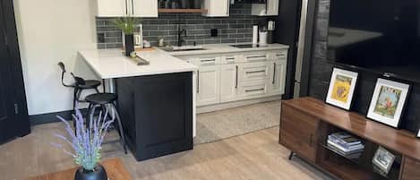 Réfrigérateur, micro-ondes, four, plaque de cuisson