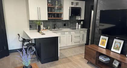 Walker Top Private Quiet Luxury 1 Br. Villa