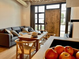 Masia de Queralt | 起居区 | 电视、加热地板