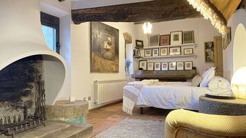 Masia de Queralt | 2 slaapkamers, een kluis op de kamer, individueel gedecoreerd