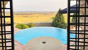 Una piscina amb vista a un paisatge rural.