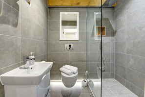 Dusche, Haartrockner, Handtücher, Seife